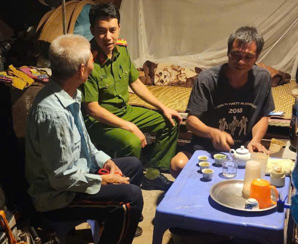 Những ca trực xuống cùng nhân dân của Công an phường Long Biên Những ca trực xuống cùng nhân dân của Công an phường Long Biên