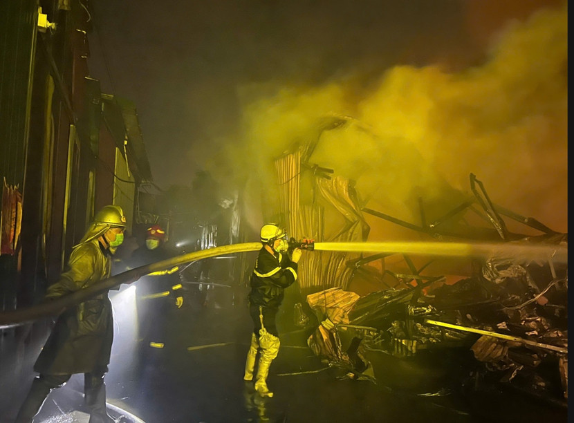 Lực lượng Cảnh sát PCCC&amp;CNCH triển khai lăng áp lực cao dập tắt đám cháy