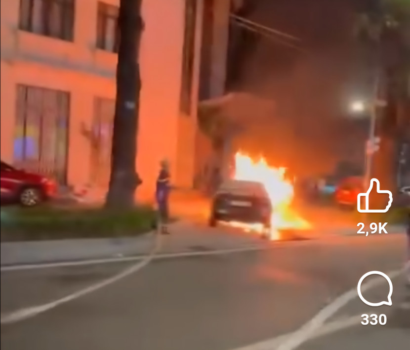 Chiếc xe BMW bốc cháy...