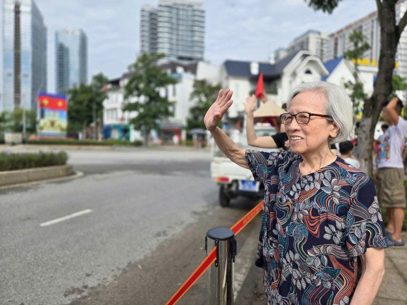 Bà Lê Thị Tuyết Chinh hạnh phúc chứng kiến thời khắc lịch sử của dân tộc