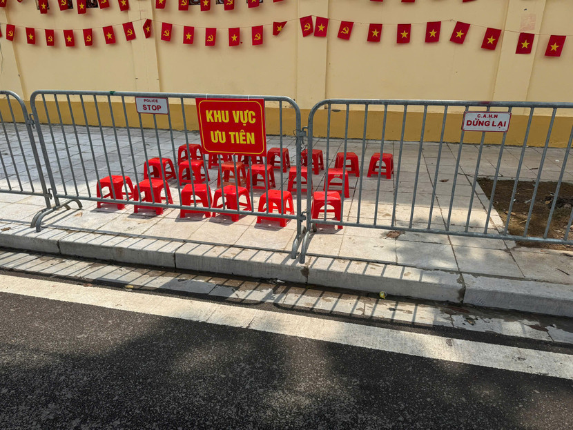 Những chiếc ghế mới thay lời tri ân của chính quyền và tập thể cán bộ chiến sỹ Công an phường Ba Đình gửi gắm đến các cựu chiến binh và thế hệ đi trước