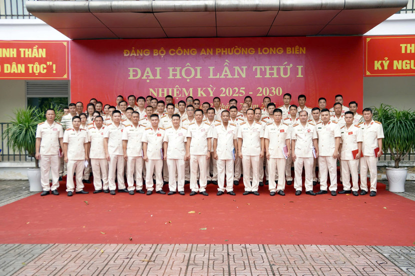 Tập thể cán bộ chiến sỹ Công an phường Long Biên Tập thể cán bộ chiến sỹ Công an phường Long Biên