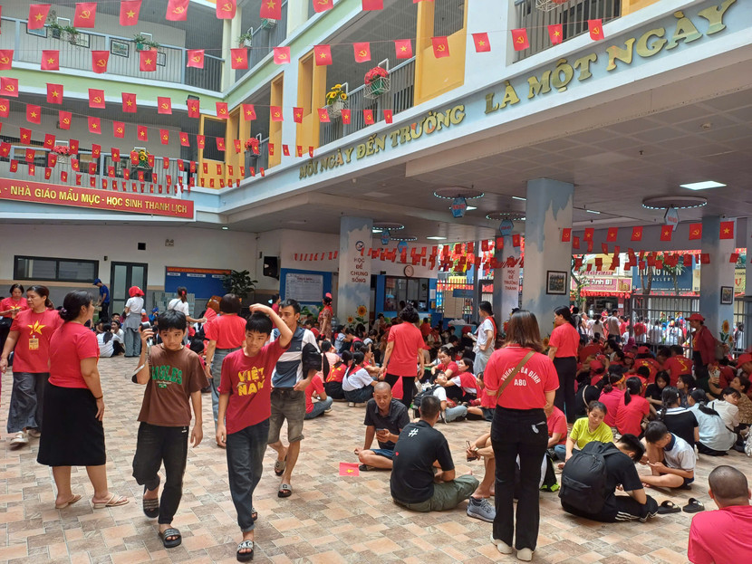 Hỗ trợ người dân nghỉ tối 29/8 tại trường Tiểu học Phan Chu Trinh Hỗ trợ người dân nghỉ tối 29/8 tại trường Tiểu học Phan Chu Trinh