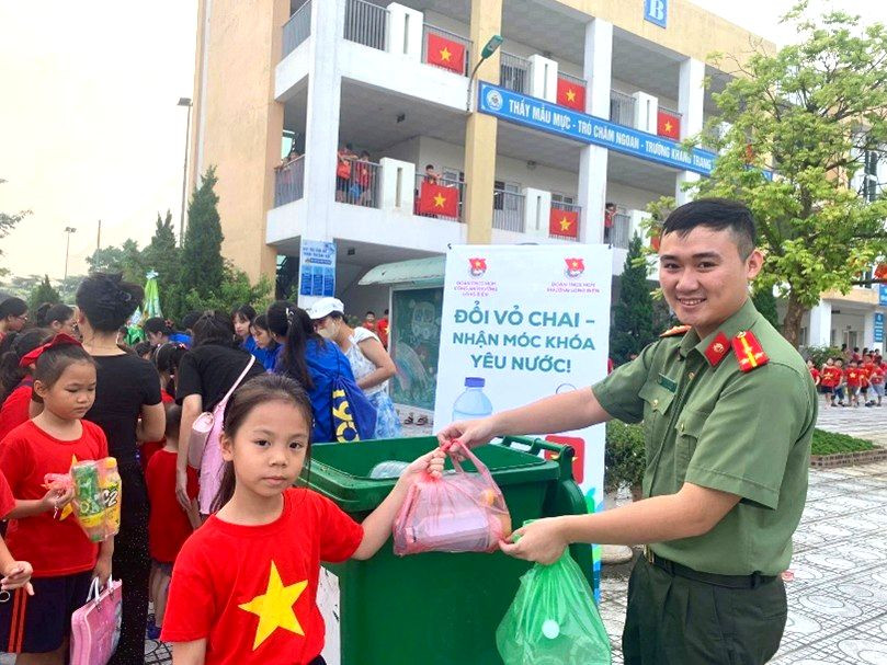 Chiến sỹ Công an phường Long Biên đổi chai nhựa - nhận móc khoá yêu nước