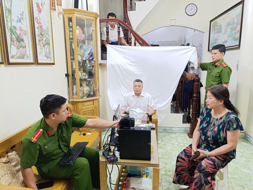 Công an phường Phúc Lợi cấp đổi thẻ đảng viên cao tuổi tại nhà Công an phường Phúc Lợi cấp đổi thẻ đảng viên cao tuổi tại nhà