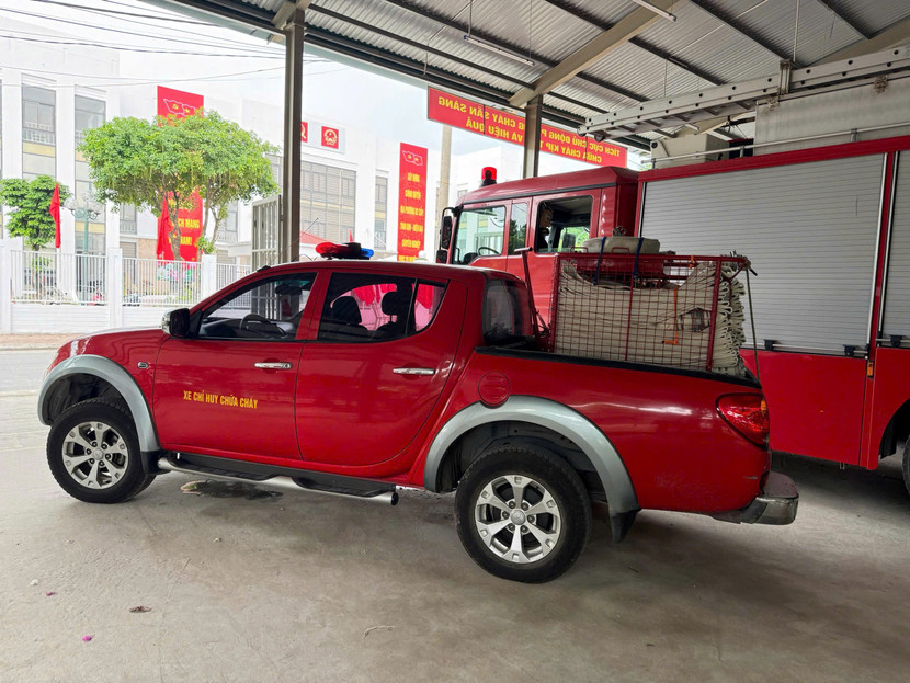 Xe kéo vòi chữa cháy nhỏ gọn đặt trên xe chỉ huy chữa cháy Xe kéo vòi chữa cháy nhỏ gọn đặt trên xe chỉ huy chữa cháy