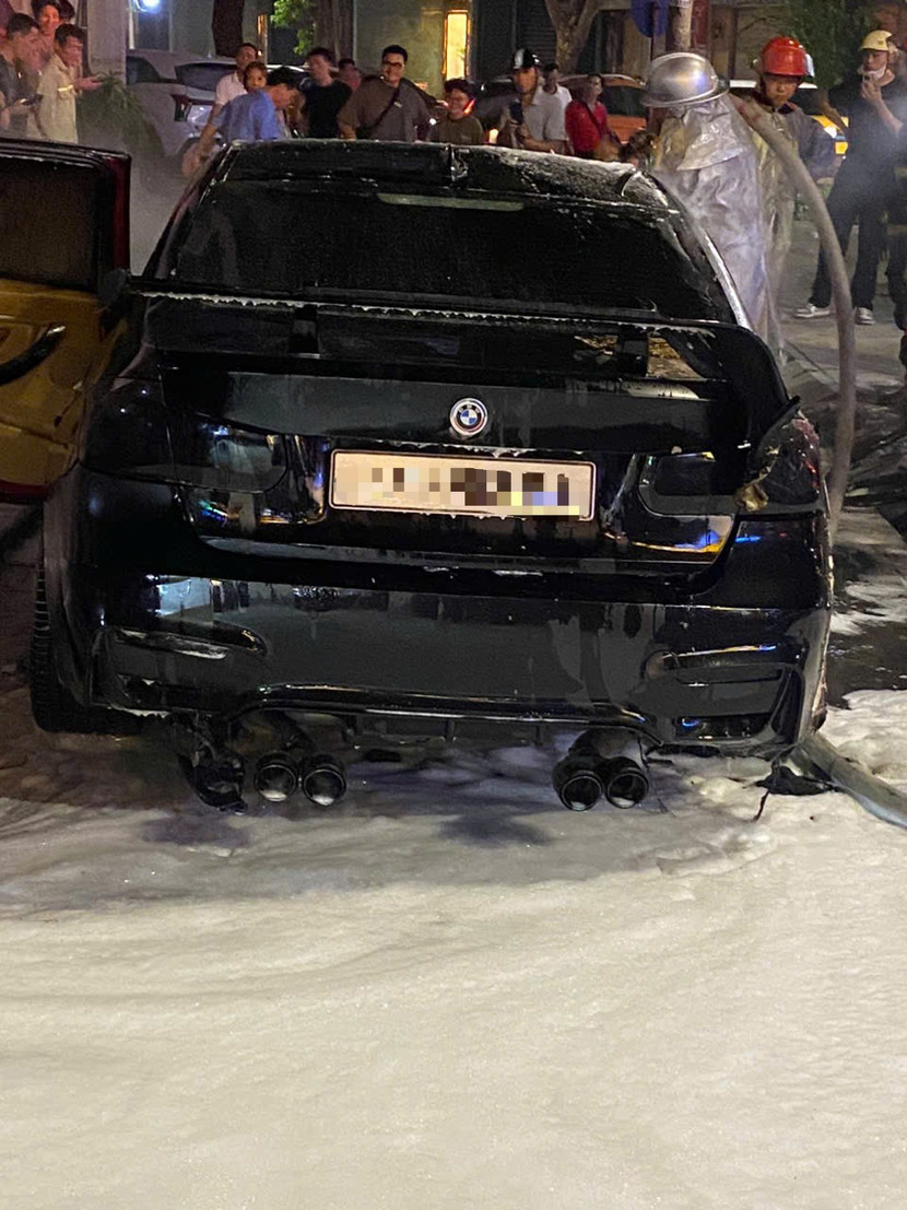 Hiện trường chiếc xe sau khi dập tắt lửa