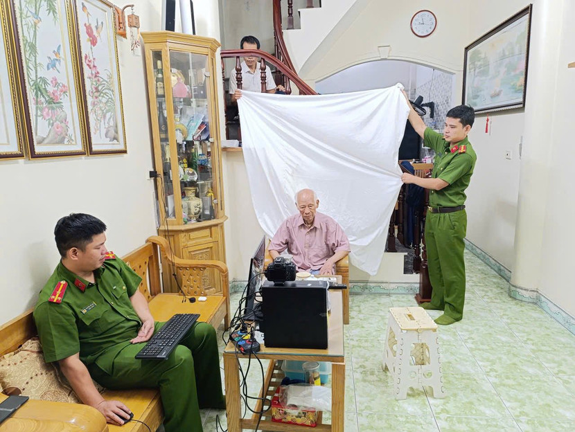 Việc làm của Công an phường Phúc Lợi khiến các đảng viên cao tuổi rất xúc động Việc làm của Công an phường Phúc Lợi khiến các đảng viên cao tuổi rất xúc động