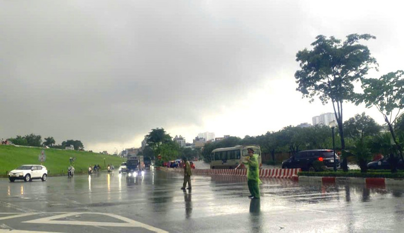 Cán bộ chiến sỹ CAP Long Biên phân luồng giao thông trong cơn mưa