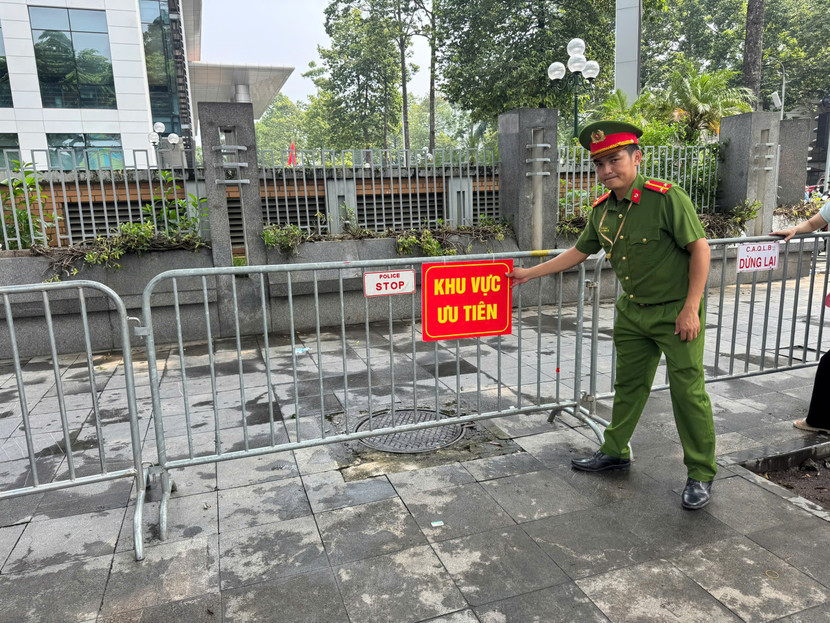 Các cán bộ chiến sỹ Công an phường Ba Đình chuẩn bị khu vực chỗ ngồi ưu tiên trong sáng nay 29/8