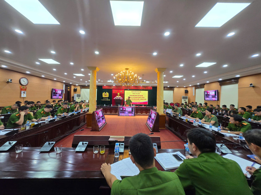 Hội nghị được tổ chức trực tuyến từ CATP đến 6 điểm cầu trên toàn thành phố Hội nghị được tổ chức trực tuyến từ CATP đến 6 điểm cầu trên toàn thành phố