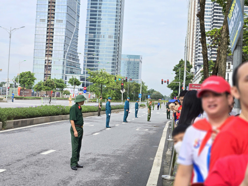 &quot;Hàng rào sống&quot; gồm các lực lượng tham gia bảo vệ ANTT cho lễ diễu binh A80 tại phố Hoàng Minh Thảo