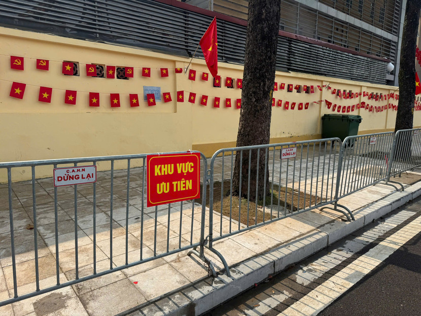 Hàng rào và khu chỗ ngồi ưu tiên dành cho cựu chiến binh và người già được sắp xếp ngay ngắn