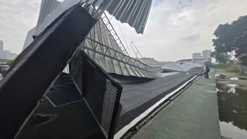 Toàn bộ mái đổ sập xuống như đống sắt vụn Toàn bộ mái đổ sập xuống như đống sắt vụn