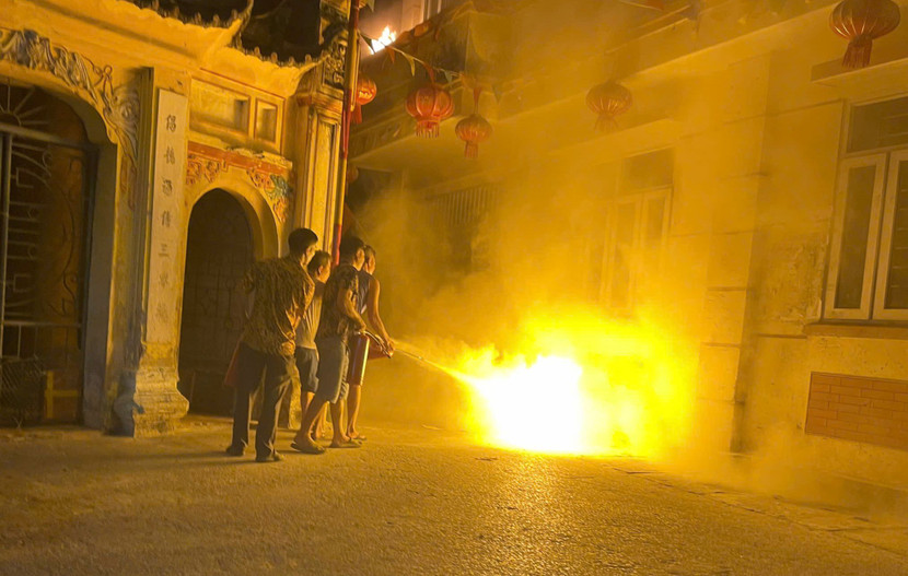 Người dân tham gia thực tập chữa cháy