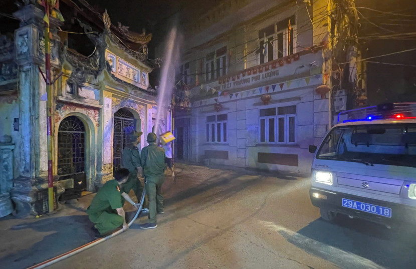 Lực lượng Công an phường, ANTT ở cở sở sử dụng máy bơm triển khai phun nước dập tắt đám cháy