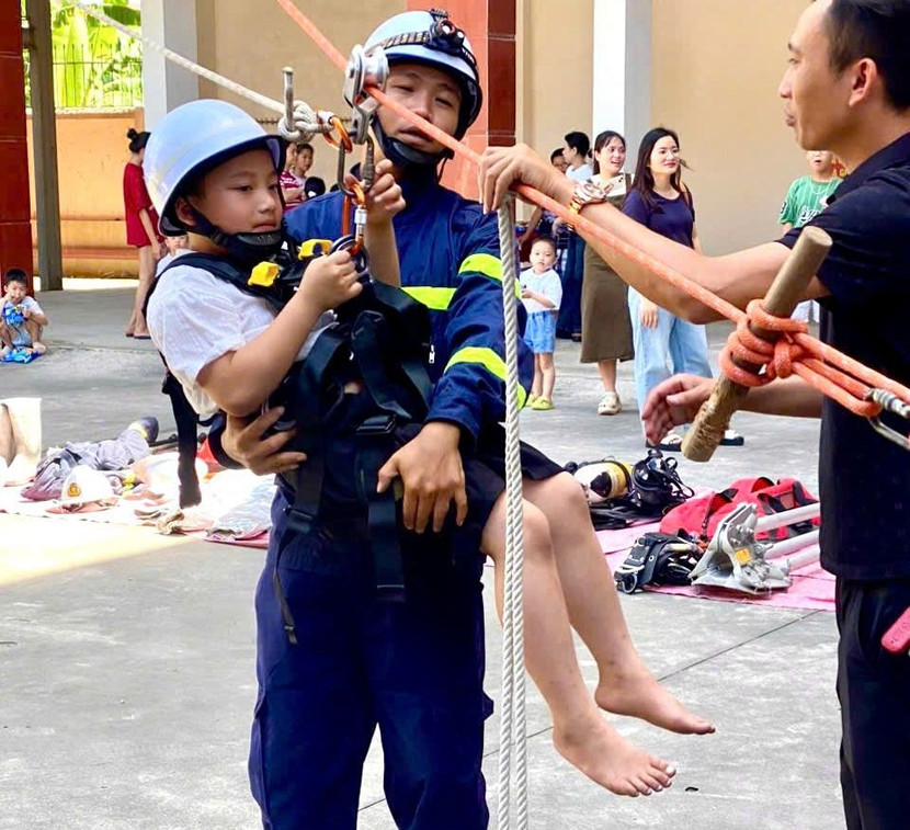 Các em được trải nghiệm thực tế cách thoát nạn, thoát hiểm