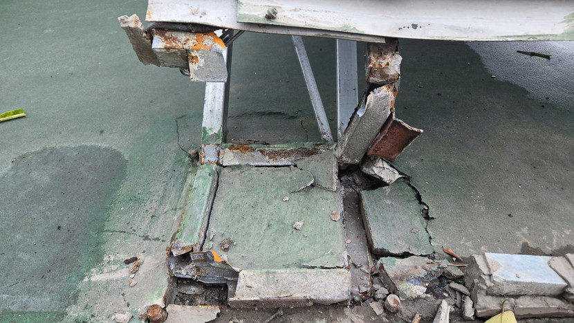 Mối nối khung thép được xây dựng rất sơ sài kết nối với nền sân Mối nối khung thép được xây dựng rất sơ sài kết nối với nền sân