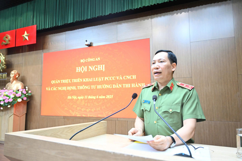 Thứ trưởng Lê Văn Tuyến phát biểu chỉ đạo tại Hội nghị quán triệt, triển khai Luật PCCC và CNCH và các nghị định, thông tư hướng dẫn thi hành. Thứ trưởng Lê Văn Tuyến phát biểu chỉ đạo tại Hội nghị quán triệt, triển khai Luật PCCC và CNCH và các nghị định, thông tư hướng dẫn thi hành.