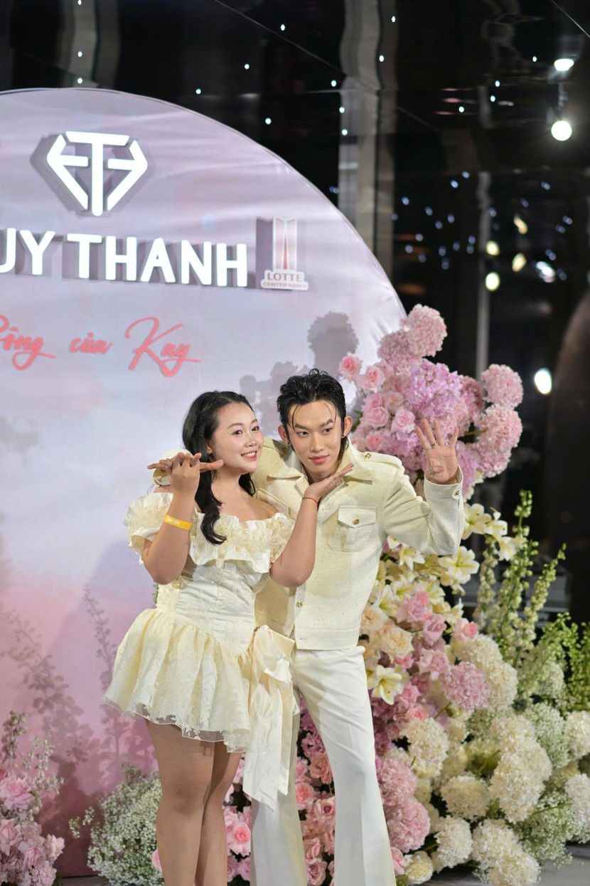 Được biết, cô đã yêu mến Kay Trần từ lâu và rất mong muốn được có một buổi Fansign để anh chàng gặp mặt, giao lưu với từng Flower Hà Nội