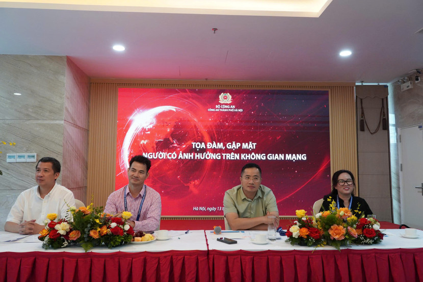 Đại tá Nguyễn Thành Long cùng các nhà quản lý tại buổi tọa đàm