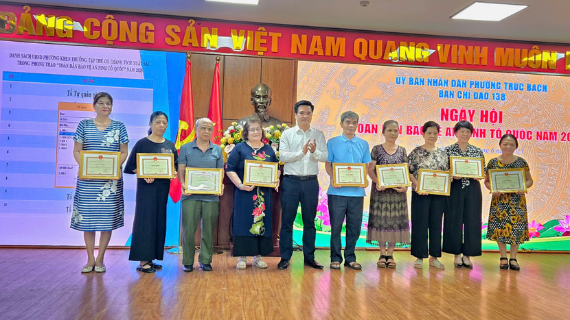 Các cá nhân, tập thể có thành tích trong phong trào toàn dân bảo vệ an ninh Tổ quốc ở phường Trúc Bạch được trao khen tại ngày hội Các cá nhân, tập thể có thành tích trong phong trào toàn dân bảo vệ an ninh Tổ quốc ở phường Trúc Bạch được trao khen tại ngày hội