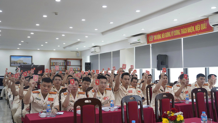 Các đại biểu biểu quyết tại Đại hội Các đại biểu biểu quyết tại Đại hội