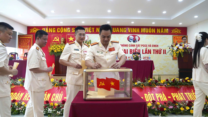 Đại hội tiến hành bầu cử Ban Chấp hành Đảng bộ Phòng Cảnh sát PCCC&CNCH nhiệm kỳ 2025-2030 Đại hội tiến hành bầu cử Ban Chấp hành Đảng bộ Phòng Cảnh sát PCCC&CNCH nhiệm kỳ 2025-2030