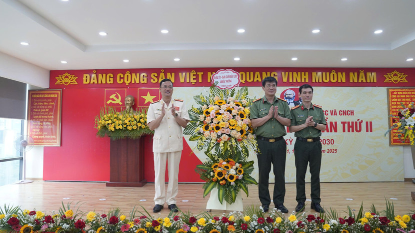 Thừa uỷ quyền của Thiếu tướng Dương Đức Hải - Phó Giám đốc CATP, đại diện các Phòng nghiệp vụ CATP trao tặng lẵng hoa chúc mừng Đại hội Thừa uỷ quyền của Thiếu tướng Dương Đức Hải - Phó Giám đốc CATP, đại diện các Phòng nghiệp vụ CATP trao tặng lẵng hoa chúc mừng Đại hội