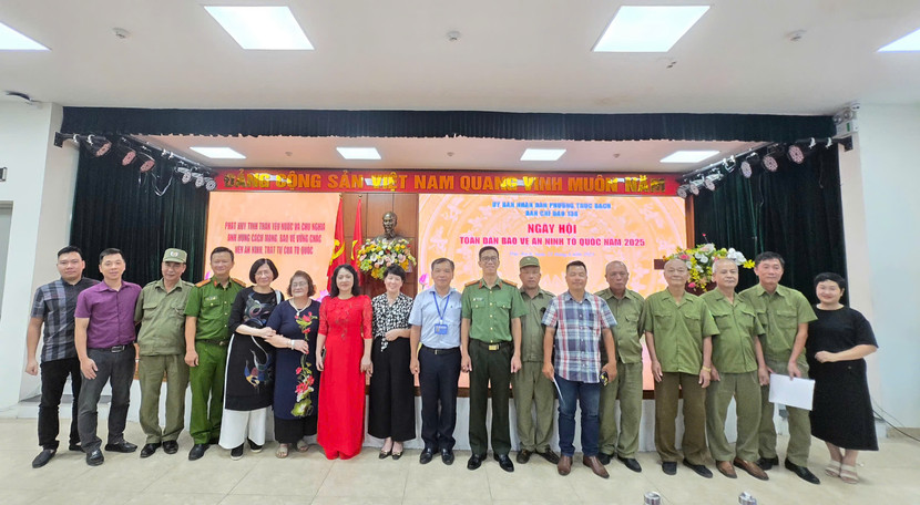 Ngày hội toàn dân bảo vệ an ninh Tổ quốc tại phường Trúc Bạch đã lan tỏa sự gắn kết giữa chính quyền và nhân dân trên địa bàn Ngày hội toàn dân bảo vệ an ninh Tổ quốc tại phường Trúc Bạch đã lan tỏa sự gắn kết giữa chính quyền và nhân dân trên địa bàn