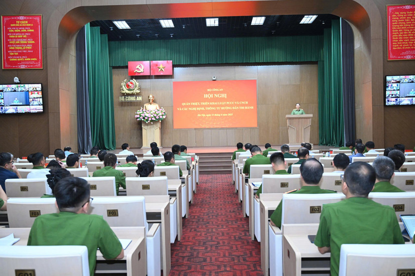 Hội nghị được tổ chức theo hình thức trực tiếp kết hợp trực tuyến, kết nối với Công an các tỉnh, thành phố Hội nghị được tổ chức theo hình thức trực tiếp kết hợp trực tuyến, kết nối với Công an các tỉnh, thành phố