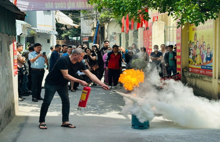 Cảnh sát PCCC và CNCH hướng dẫn chủ cơ sở, hộ gia đình các kỹ năng xử lý đám cháy ngay từ khi mới phát sinh Cảnh sát PCCC và CNCH hướng dẫn chủ cơ sở, hộ gia đình các kỹ năng xử lý đám cháy ngay từ khi mới phát sinh
