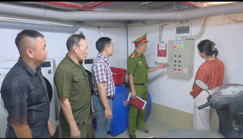 Đoàn kiểm tra của UBND phường Ngọc Hà, quận Ba Đình hướng dẫn chủ cơ sở cách vận hành các thiết bị PCCC Đoàn kiểm tra của UBND phường Ngọc Hà, quận Ba Đình hướng dẫn chủ cơ sở cách vận hành các thiết bị PCCC