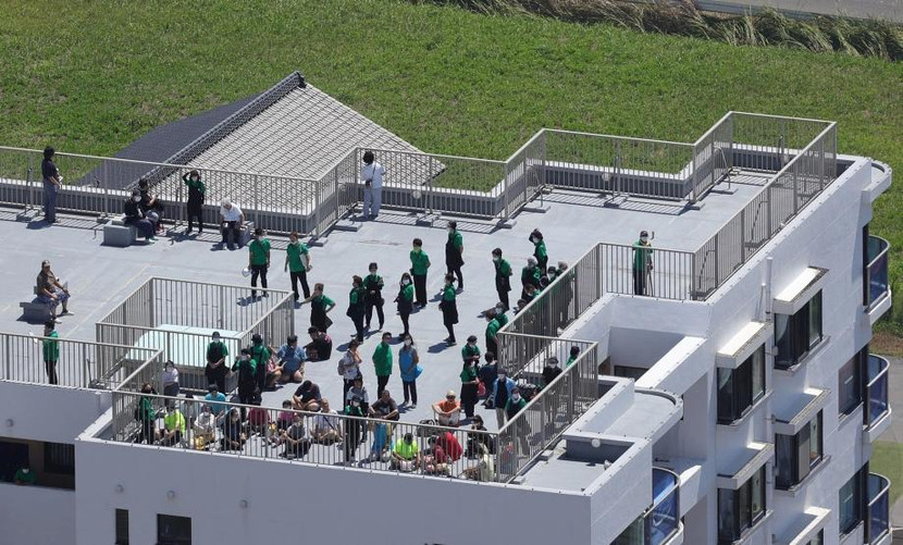 Người dân lên sân thượng tòa nhà cao tầng ở thành phố Oamishirasato, tỉnh Chiba, Nhật Bản đề phòng sóng thần