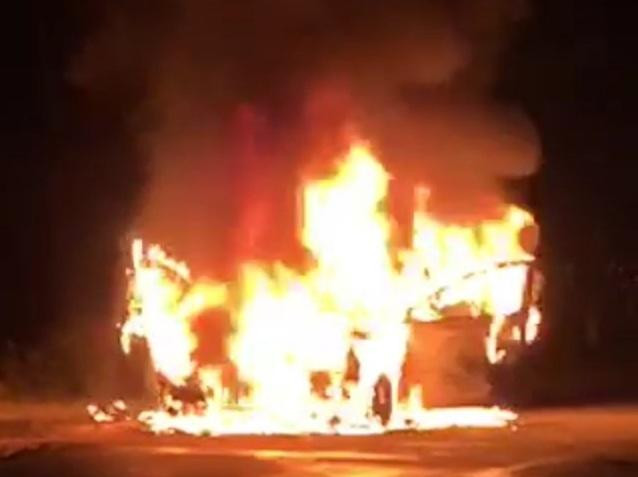 Chỉ trong chốc lát, ngọn lửa đã bao trùm toàn bộ chiếc xe Chỉ trong chốc lát, ngọn lửa đã bao trùm toàn bộ chiếc xe