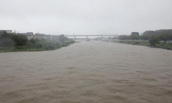 Nước sông dâng cao do mưa lũ ở thành phố Fukuoka hôm 14-8