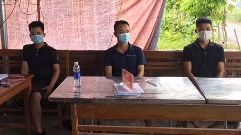 Nhóm thanh niên vi phạm (Ảnh: Zing)