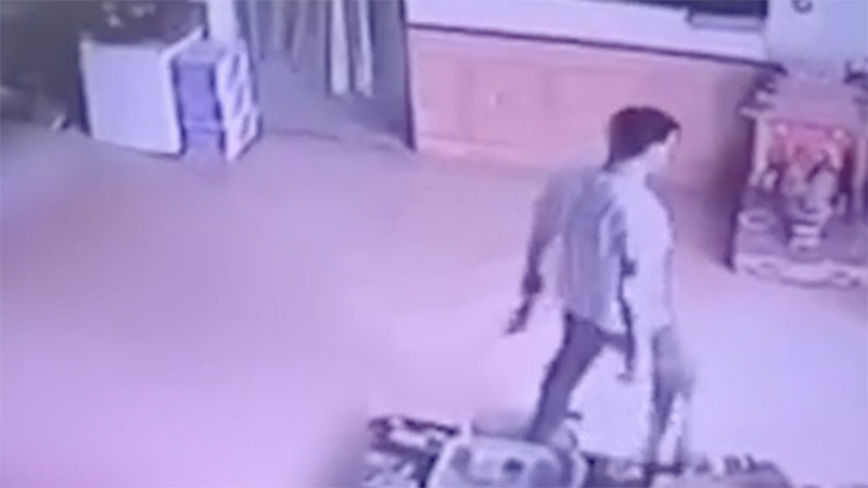 Nghi phạm lúc gây án (Ảnh: cắt từ clip)