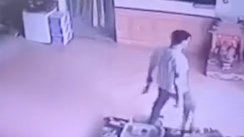 Nghi phạm lúc gây án (Ảnh: cắt từ clip)