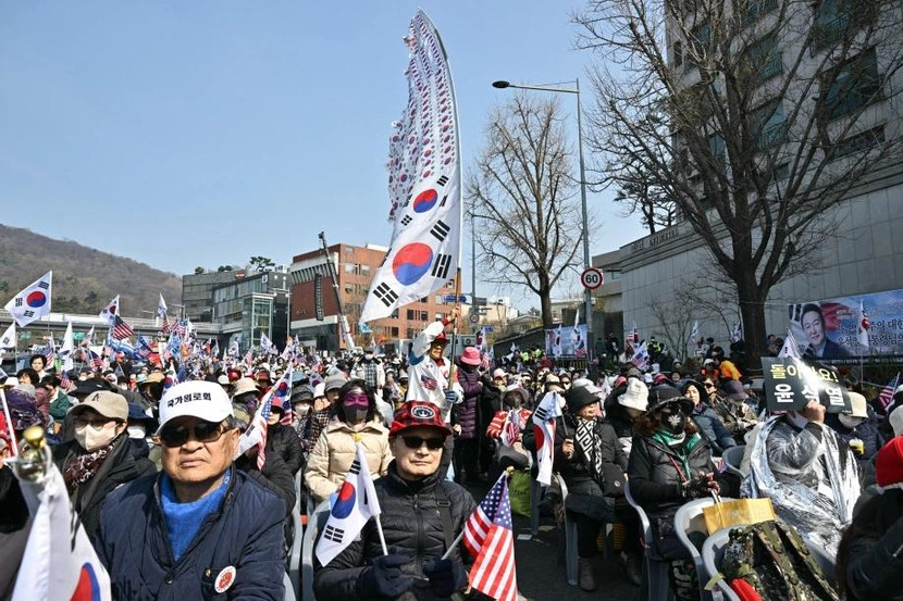 Người ủng hộ Tổng thống Yoon chờ nghe phán quyết bên ngoài Dinh thự Tổng thống ở Seoul.