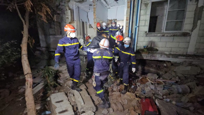 Đoàn cứu hộ cứu nạn của Bộ Công an Việt Nam tối 31-3 đưa thi thể bé trai 10 tuổi ra khỏi ngôi nhà đổ sập tại Myanmar Đoàn cứu hộ cứu nạn của Bộ Công an Việt Nam tối 31-3 đưa thi thể bé trai 10 tuổi ra khỏi ngôi nhà đổ sập tại Myanmar