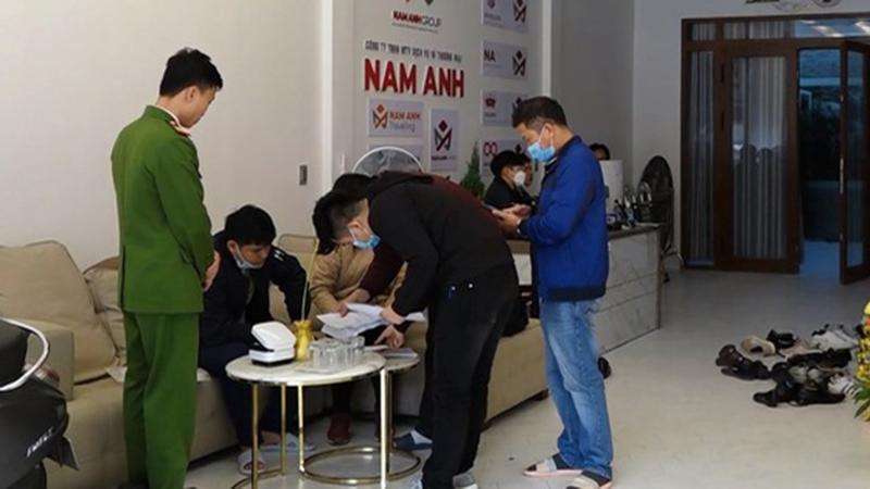 Lực lượng chức năng khám xét nơi ở của đối tượng làm giả hồ sơ bệnh án (Ảnh: Báo Tuổi trẻ)