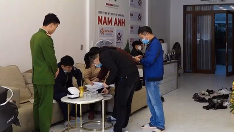 Lực lượng chức năng khám xét nơi ở của đối tượng làm giả hồ sơ bệnh án (Ảnh: Báo Tuổi trẻ)