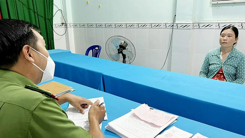 Nguyễn Thị Lượm làm việc với cảnh sát (Ảnh: Tiến Tầm)