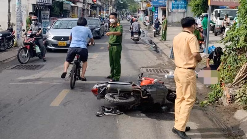 Lực lượng chức năng xử lý hiện trường (Ảnh: Zing)