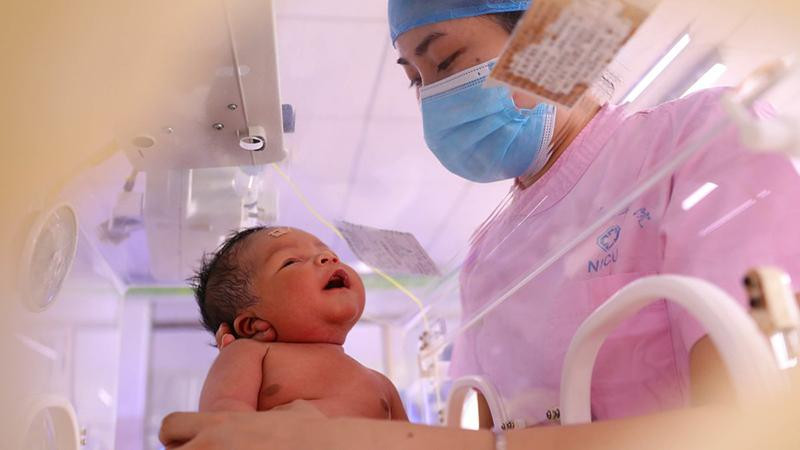 Em bé và y tá tại tỉnh Hồ Nam, Trung Quốc Em bé và y tá tại tỉnh Hồ Nam, Trung Quốc