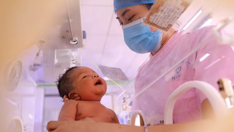 Em bé và y tá tại tỉnh Hồ Nam, Trung Quốc Em bé và y tá tại tỉnh Hồ Nam, Trung Quốc