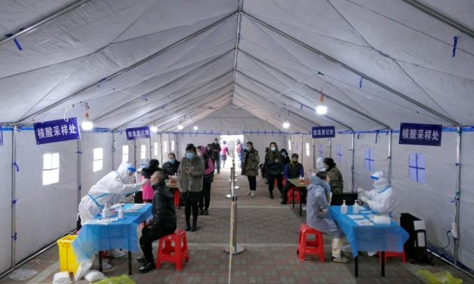 Người dân xếp hàng chờ xét nghiệm Covid-19 tại Thiên Tân, Trung Quốc, hôm 9-1