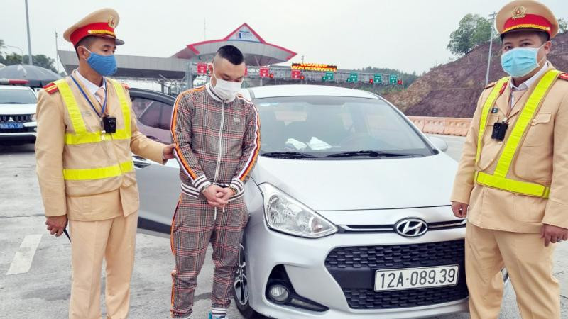 Tổ công tác CSGT bắt giữ đối tượng Nguyễn Tùng Anh với tang vật là ma túy (Ảnh: Công an nhân dân)