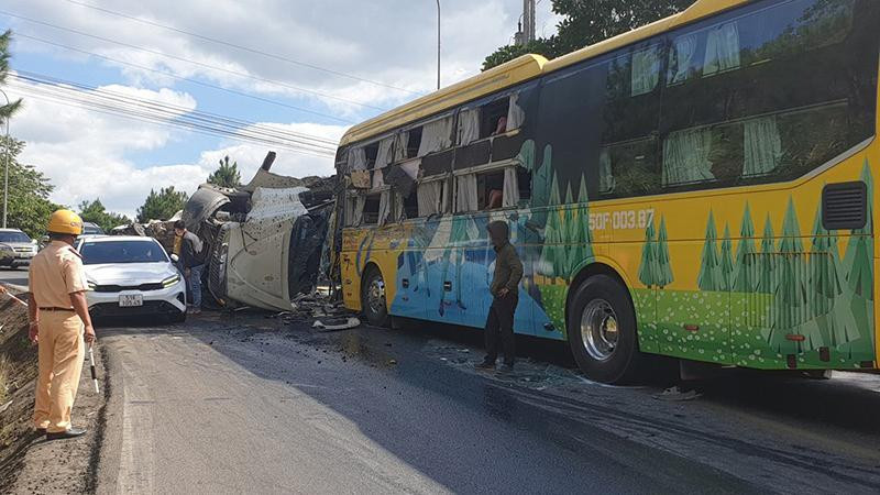 Hiện trường vụ tai nạn trên đèo Bảo Lộc (Ảnh: Zing) Hiện trường vụ tai nạn trên đèo Bảo Lộc (Ảnh: Zing)